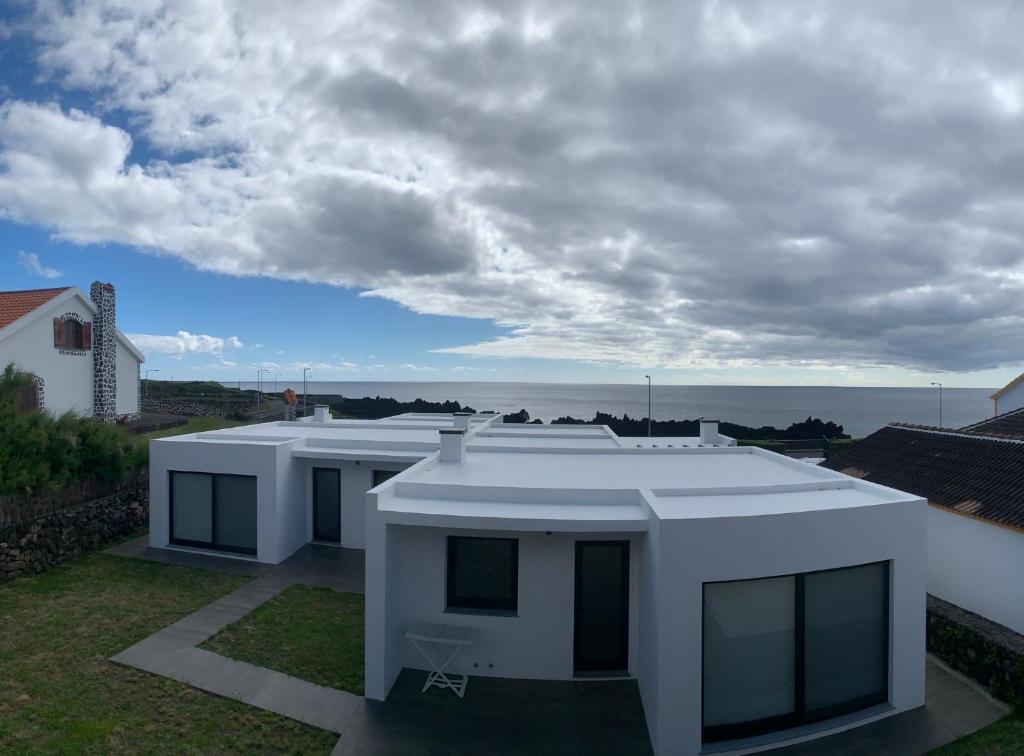 Faja GrandeFonte da Via的海景白色房屋