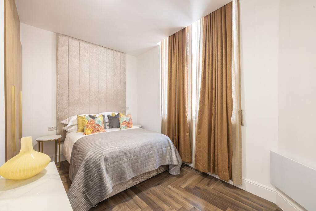 莱斯特The Pocklington - The New Walk Suite的一间卧室设有一张床和一个窗口