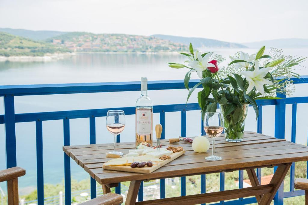 皮加迪卡阿萨酒店的酒杯桌子和花瓶
