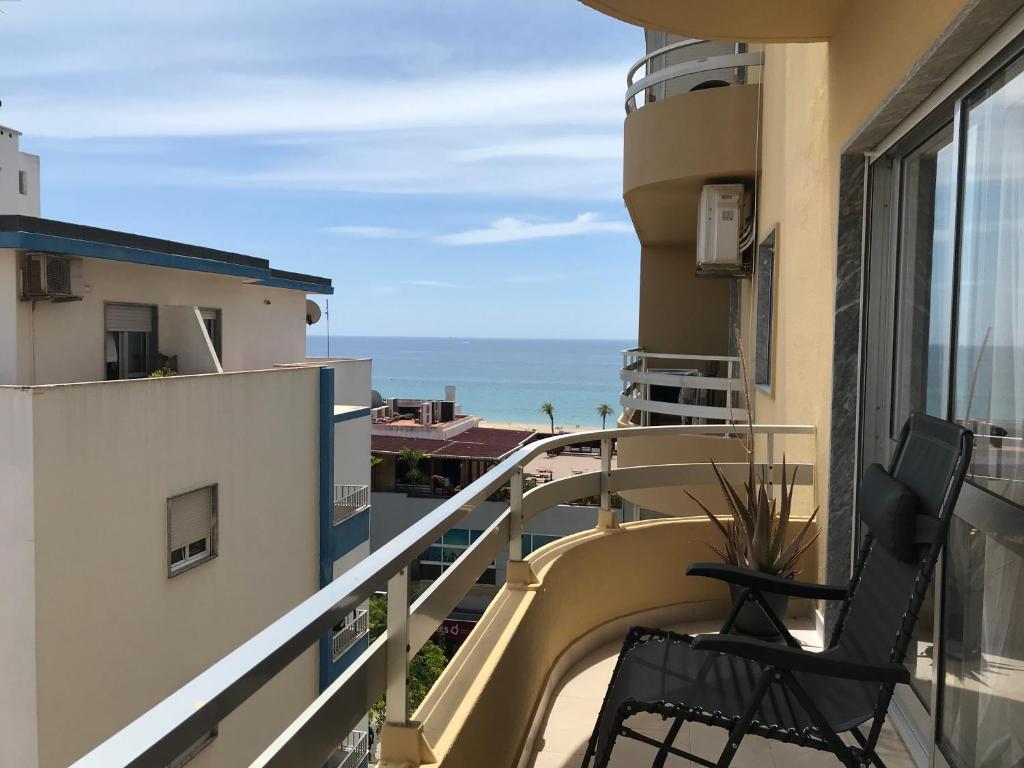 波尔蒂芒New Casa Praia da Rocha的海景阳台。