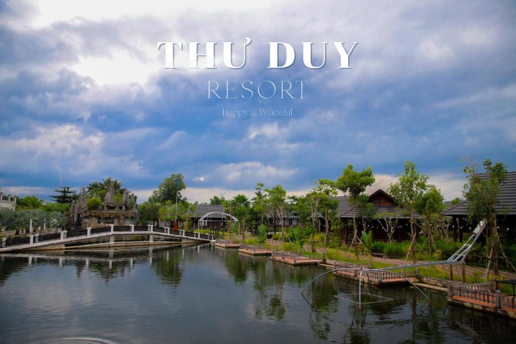 金瓯THƯ DUY Resort的一条读到河边干燥度假胜地的标志