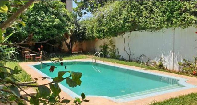 卡萨布兰卡Lhaja home的一座房子后院的游泳池