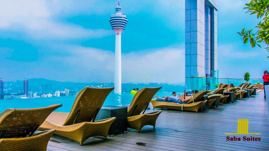 吉隆坡吉隆坡武吉免登白金KLCC萨巴套房的甲板上的一组椅子,享有空间针的景致