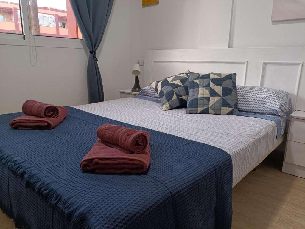 Parque HolandesEl Refugio的一间卧室配有两张带红色毛巾的床。