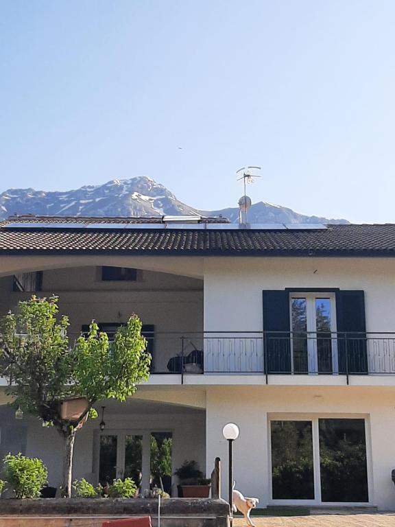 阿塞尔吉B&B La casa dei nonni Assergi的带阳台的房屋,享有山脉的背景