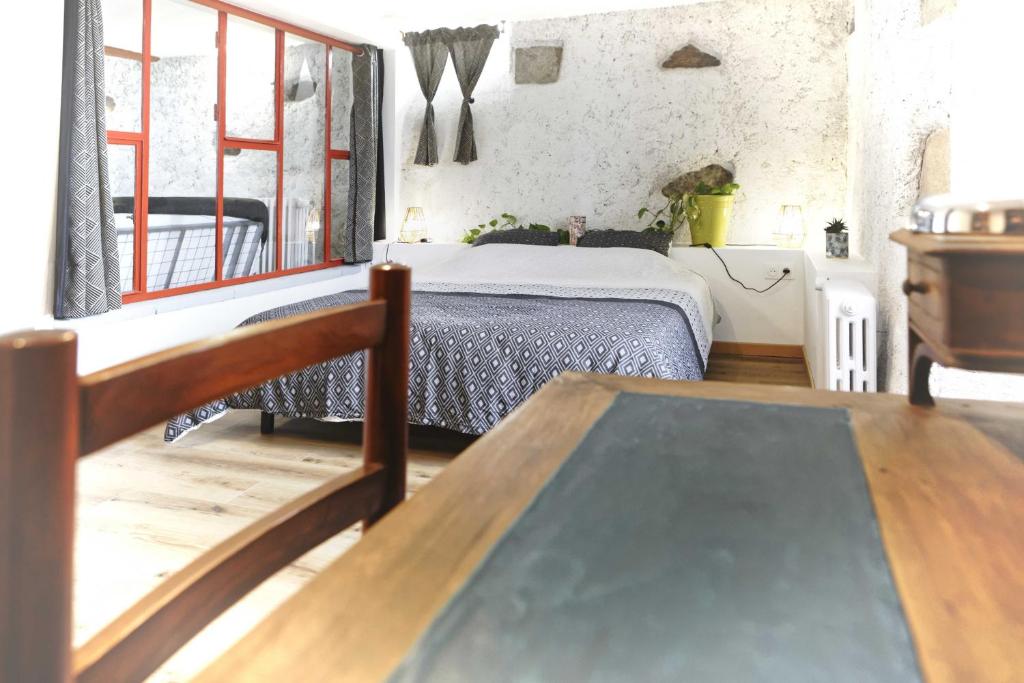 图勒Le Gîte des Cimes的卧室配有一张床和一张桌子