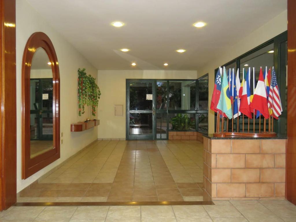 亚松森EDIFICIO ASUNCIÓN的一座大厅,在一座建筑里悬挂着几面国际旗帜