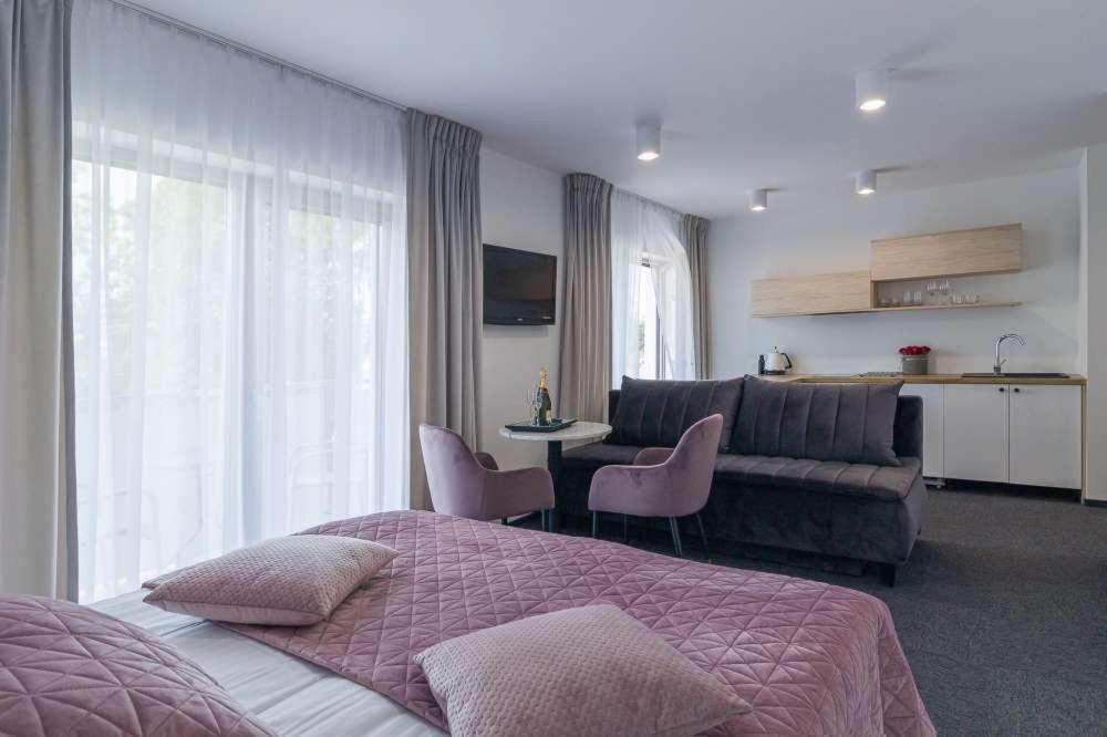 梅尔诺Villa Viola的一间卧室配有一张床、一张沙发和一张桌子