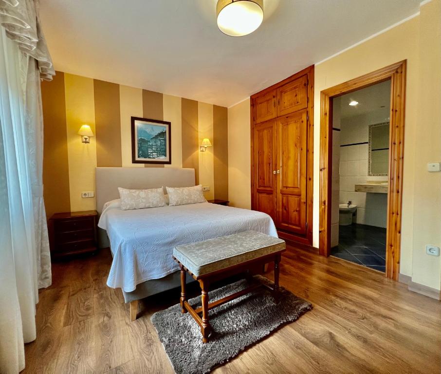 阿里纳斯·德·卡伯瑞勒斯Hotel La Rivera的一间卧室配有一张床和一张桌子