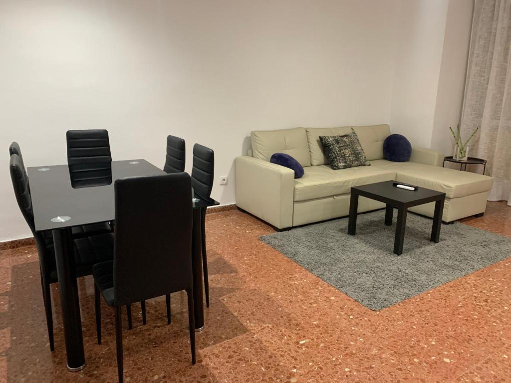 科尔多瓦Room Valdeolleros的客厅配有沙发和桌子