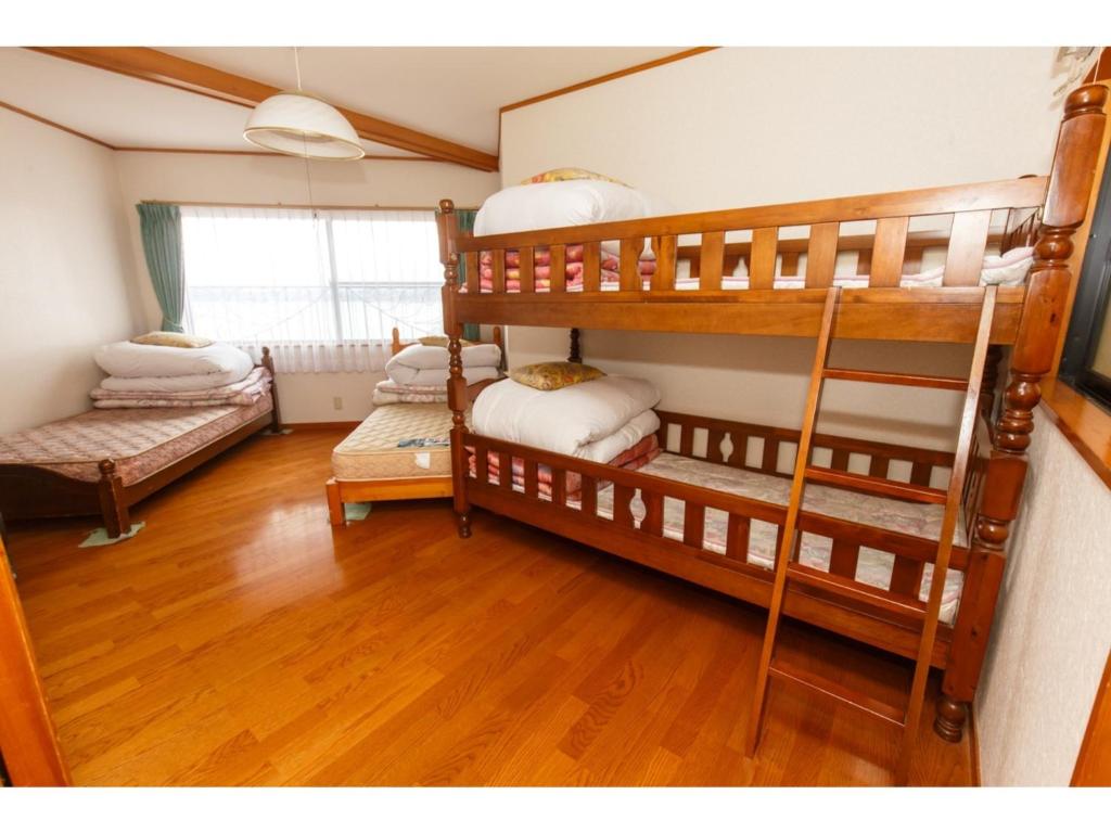 大石Lake Kawaguchi Rental Villa Tozawa Center - Vacation STAY 46680v的一间设有三张双层床的客房