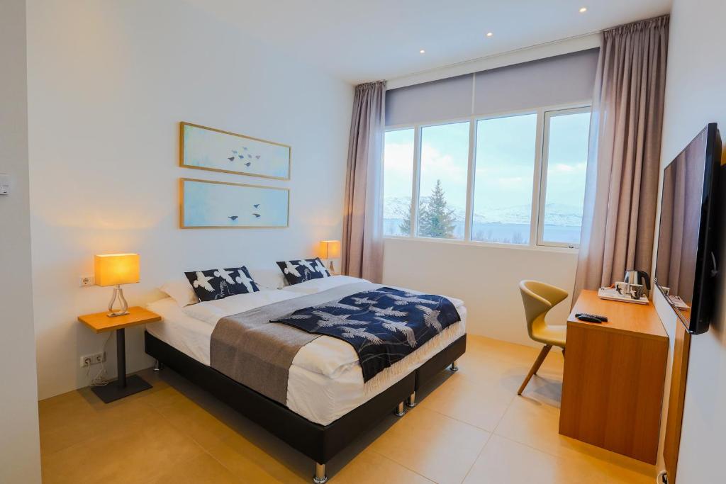 Hjalteyri海杰特艺酒店的一间卧室设有一张床和一个大窗户