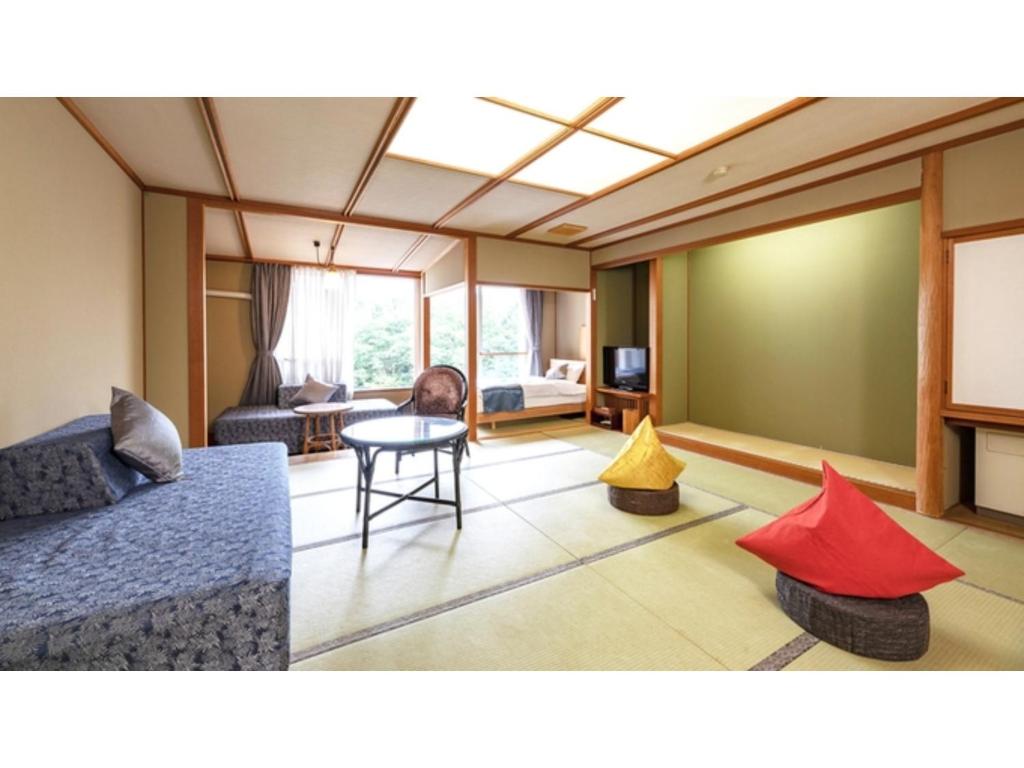 新发田市Tsukioka Onsen Furinya - Vacation STAY 55981v的客厅配有沙发和桌子