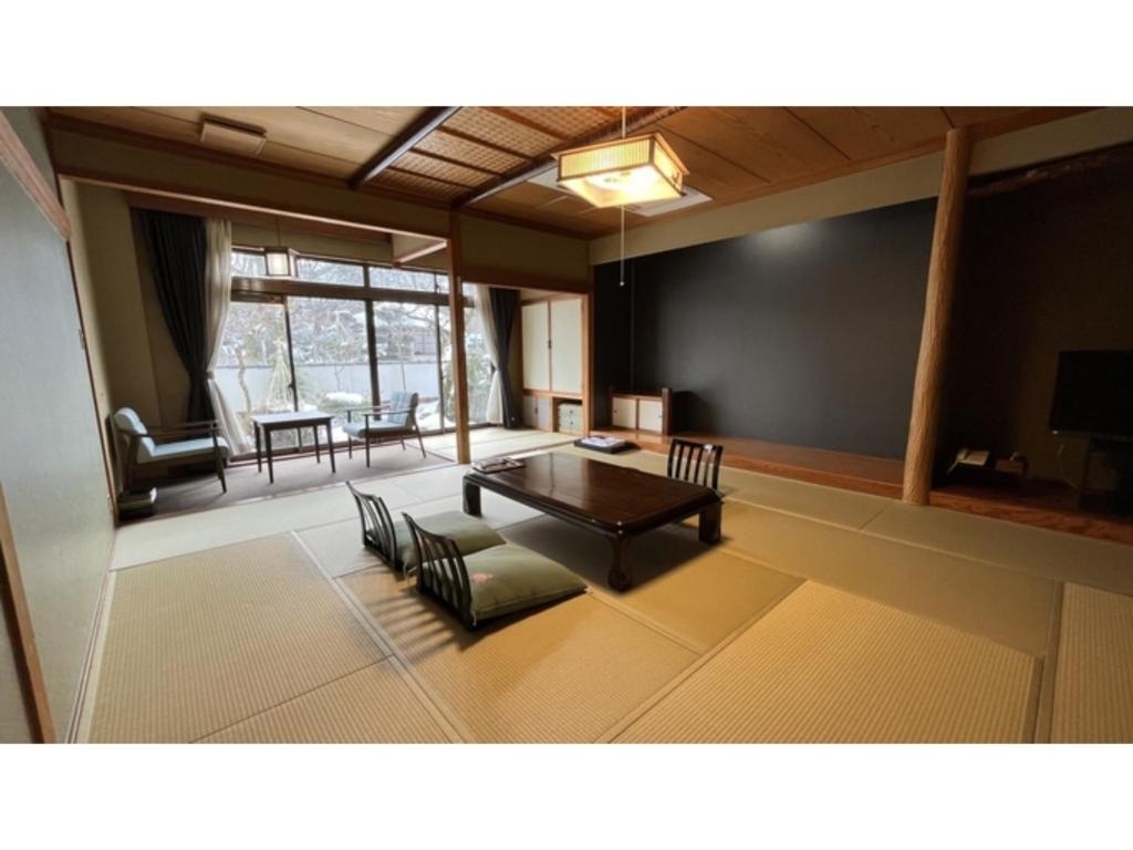 新发田市Tsukioka Onsen Furinya - Vacation STAY 55972v的客厅配有桌椅