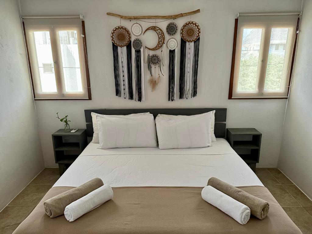 奥尔沃克斯岛La Casa del Sol Holbox的卧室配有一张带两个枕头的大白色床