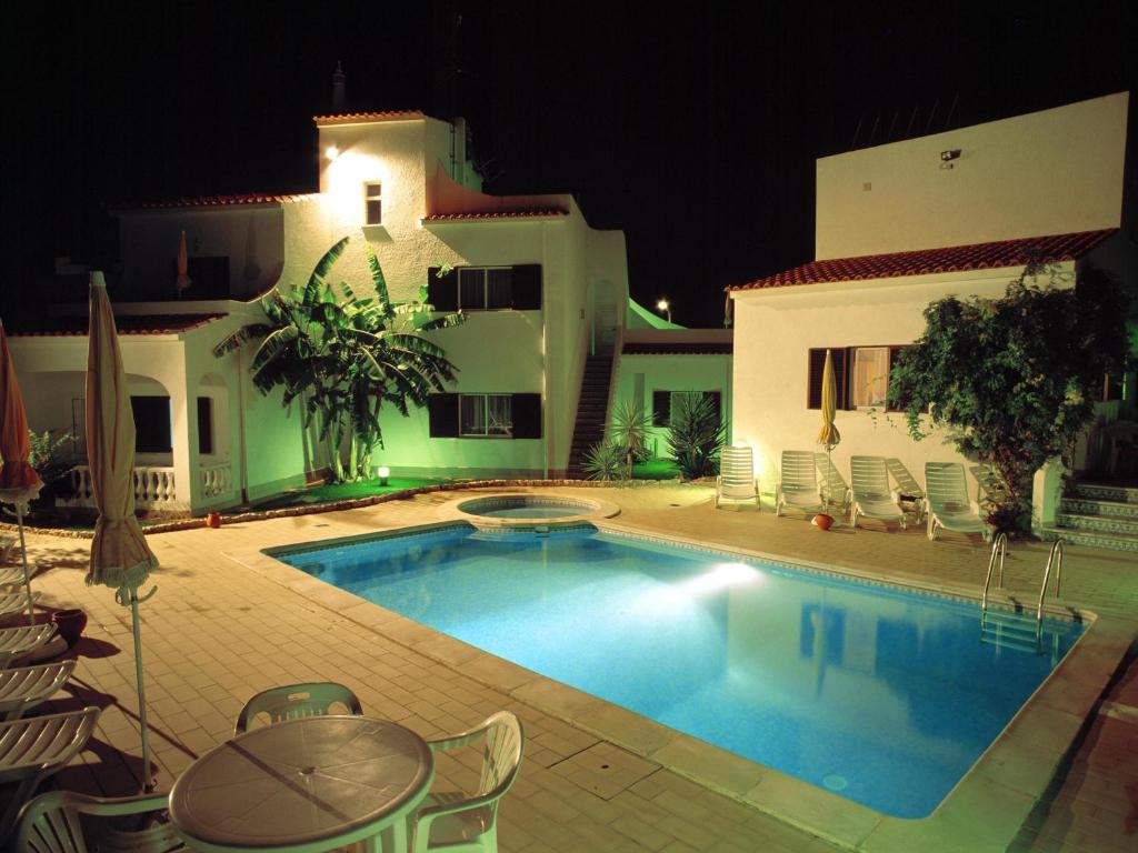 拉戈斯唐娜安娜花园旅馆的夜间在房子前面的游泳池