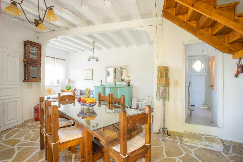 SívrosTraditional family villa southern lefkada的一间带桌椅的用餐室
