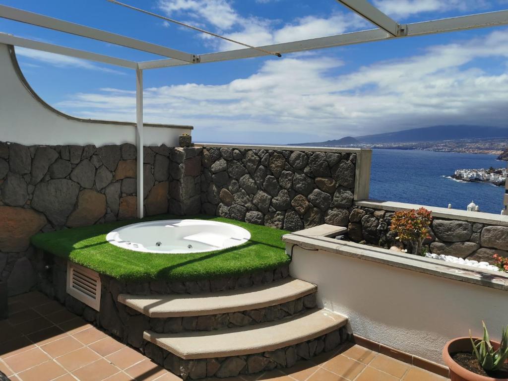 圣克鲁斯-德特内里费Apartamento vistas mar amplio的带浴缸的浴室,位于海景阳台上
