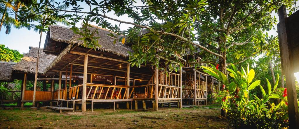 TambopataTres Chimbadas Lake Lodge的一座带屋顶的大型木制房屋