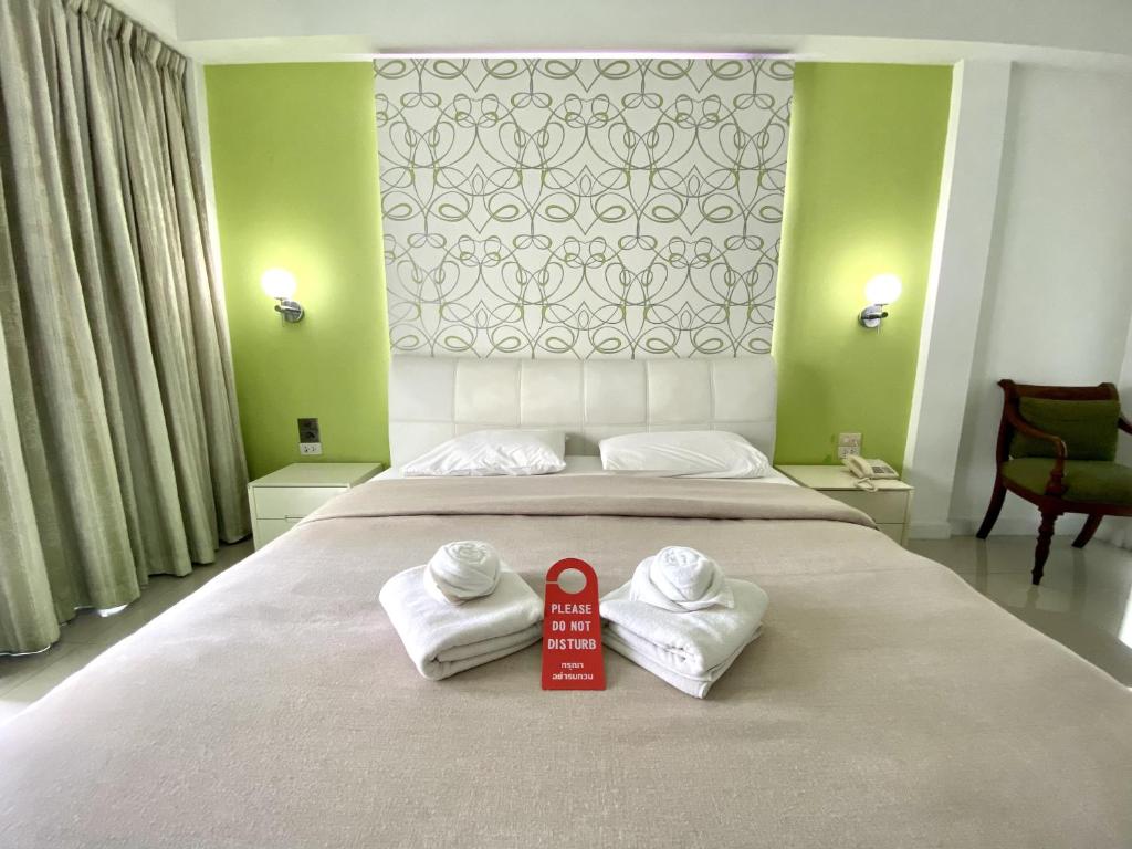 芭堤雅市中心Access Inn Pattaya的酒店客房,配有带毛巾的床