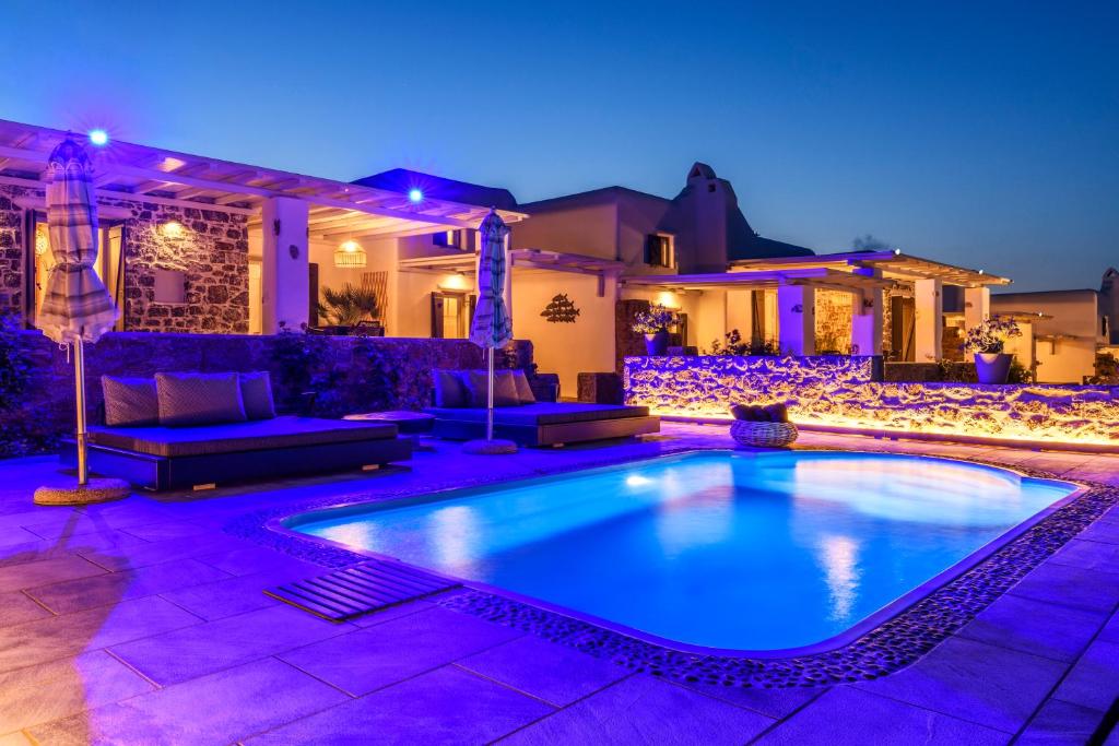 卡拉法蒂斯Aurora Mykonos Villas的夜间在房子前面的游泳池