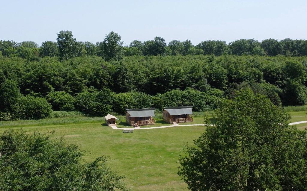 泽沃德Sunny Trio的田野上两栋小屋的空中景观