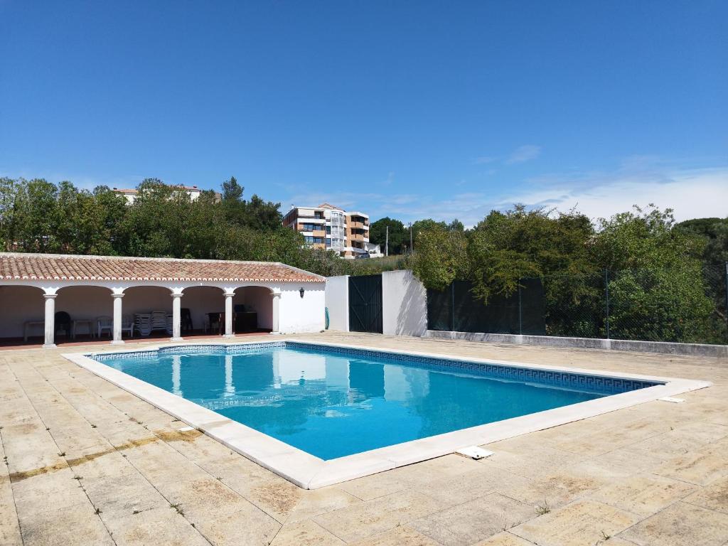 塞辛布拉Pátio Sant'Ana - 2 bedrooms villa w/ exterior area的庭院中间的游泳池