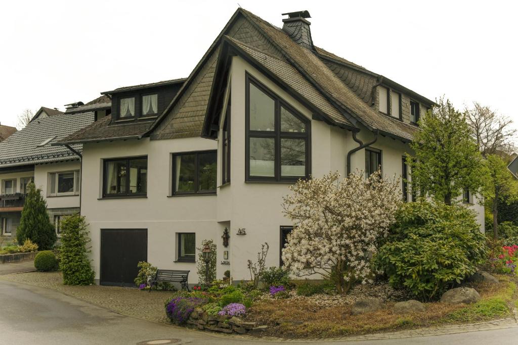 WenholthausenWrede的黑色屋顶的白色房子