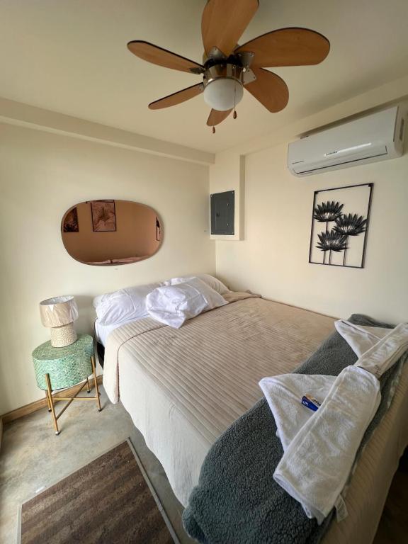 奥莫阿Sunset Hut Hostel的一间卧室配有两张床和吊扇