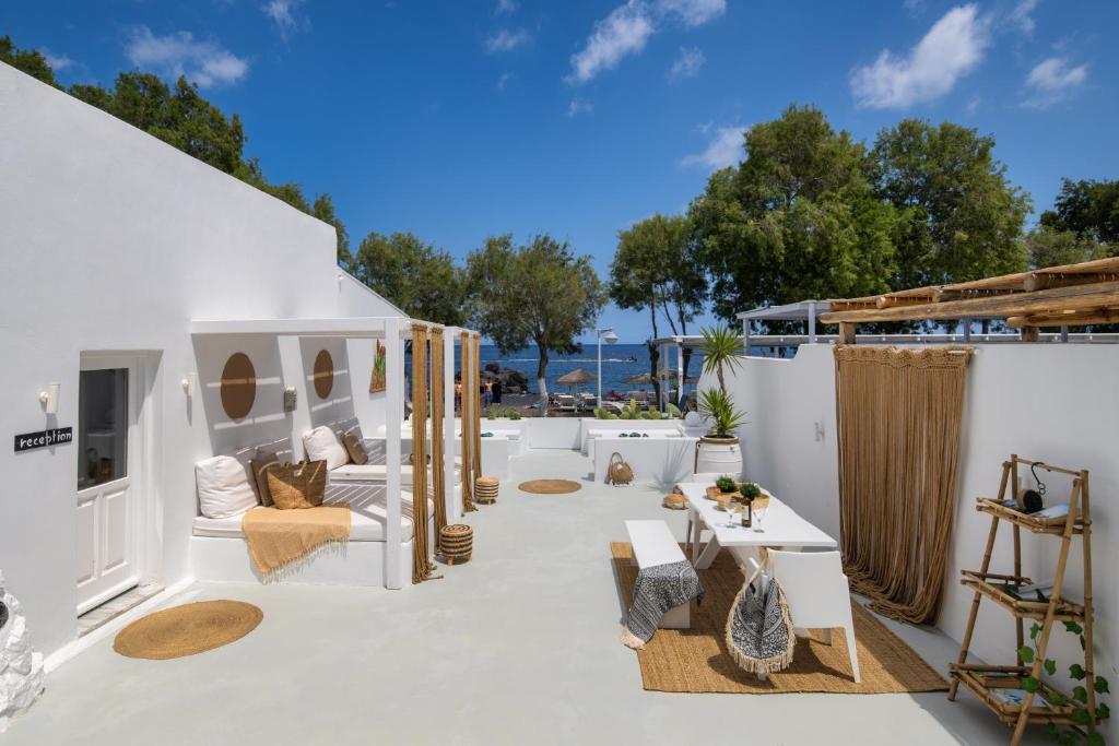 卡马利Sol Mare Salis的海景庭院配有白色家具。