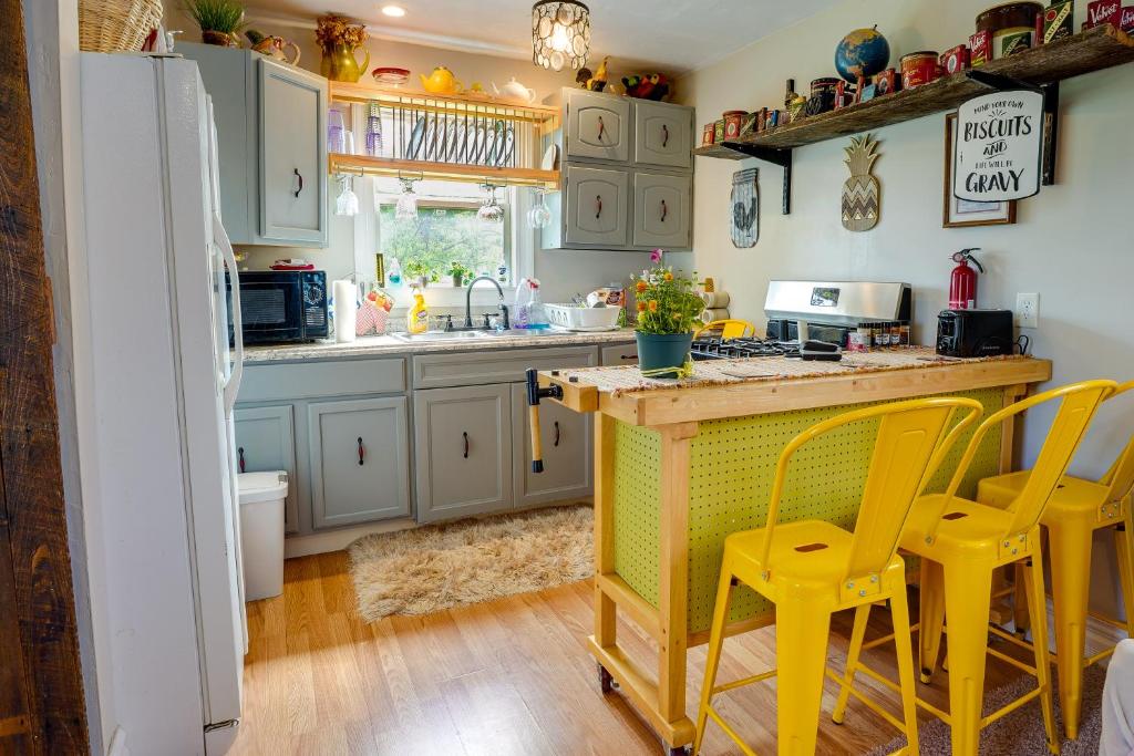 Charming Smoot Cabin on Working Farm!的厨房配有蓝色橱柜和黄色凳子