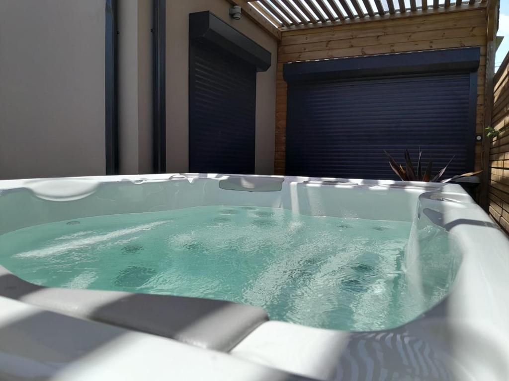 拜马欧Villa Pheron - De standing - Jacuzzi 5 Personnes的浴室设有装满水的浴缸。