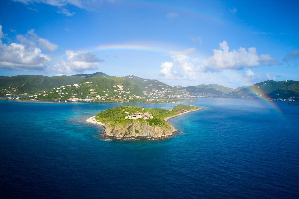Tortola IslandThe Aerial, BVI All-Inclusive Private Island的海岛,天空有彩虹