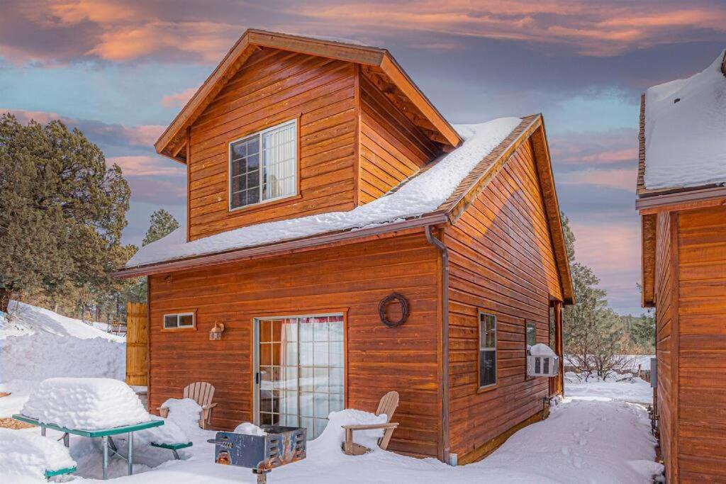 佩森Cabin#2 Elk Hallow - Pet Friendly - Sleeps 6 - Playground & Game Room的雪中带桌椅的小木屋
