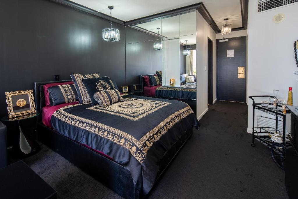 黄金海岸Designer Suites - Versace On View的一间卧室配有一张大床和镜子