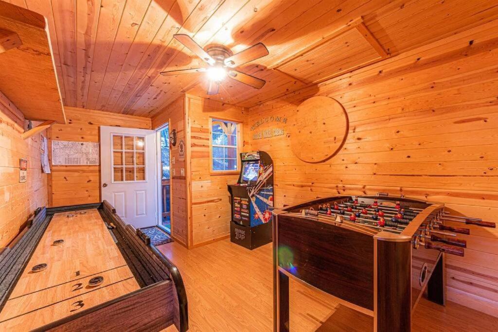 佩森Cabin #3 Rainbow Trout - Pet Friendly- Sleeps 6 - Playground & Game Room的一间大房间,在小屋里设有一张游戏桌