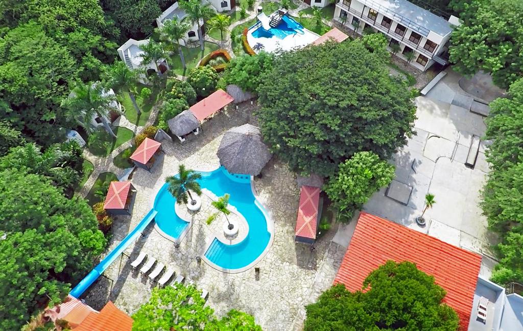 南圣胡安冲浪牧场度假酒店 的享有度假村游泳池的顶部景致