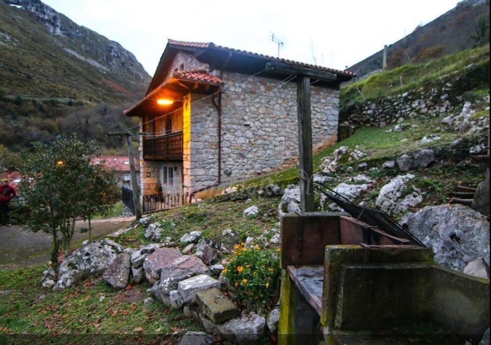 CuñabaAlojamiento Rural Casa La Mata.的山边有灯的石头建筑