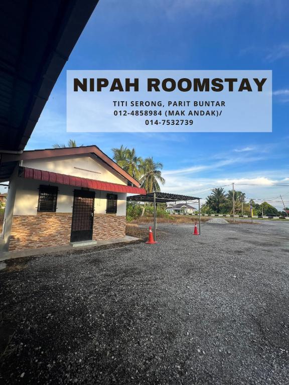 巴力文打NIPAH ROOMSTAY PARIT BUNTAR的停车场里看到尼鲁路的标志