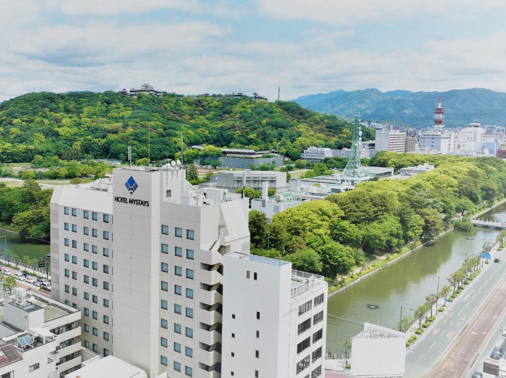 松山MYSTAYS 松山酒店的享有建筑和河流的空中景致