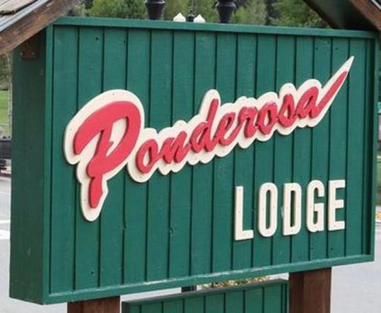 红河Ponderosa Lodge的 ⁇ 鸟小屋标志