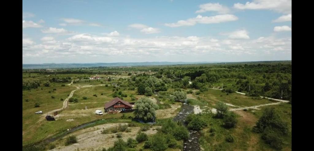 克尔茨什瓦拉乡La Văru的田野房屋的空中景观