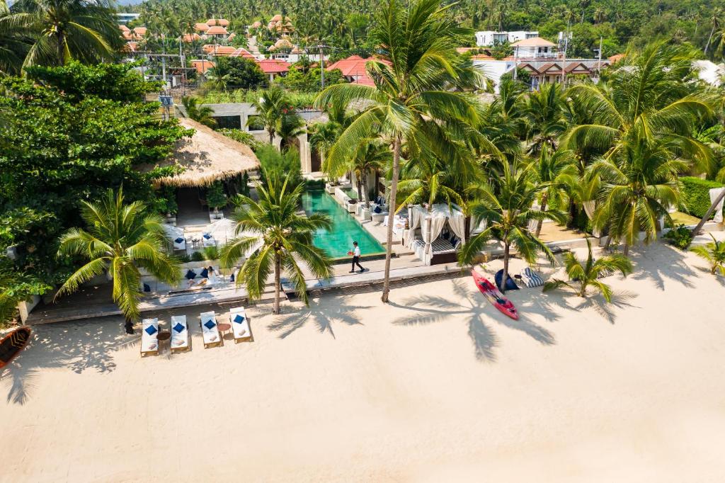 班拉克海滩ODYSSEY - Luxury Beachfront Boutique Hotel -的棕榈树海滩和度假村的空中景致