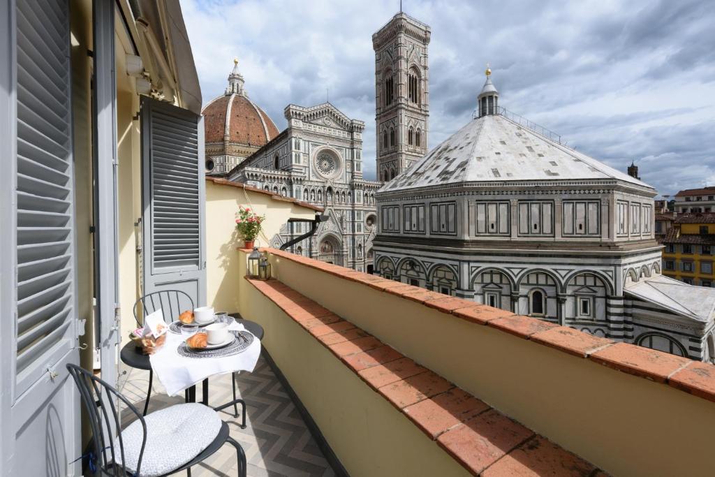 佛罗伦萨Casa Barontini的阳台配有桌子,享有大教堂的景致。