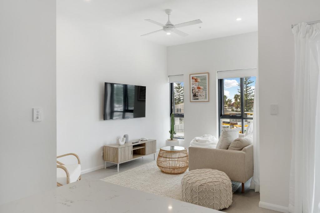 黄金海岸Sunny Gold Coast Miami Getaway的带沙发和电视的白色客厅