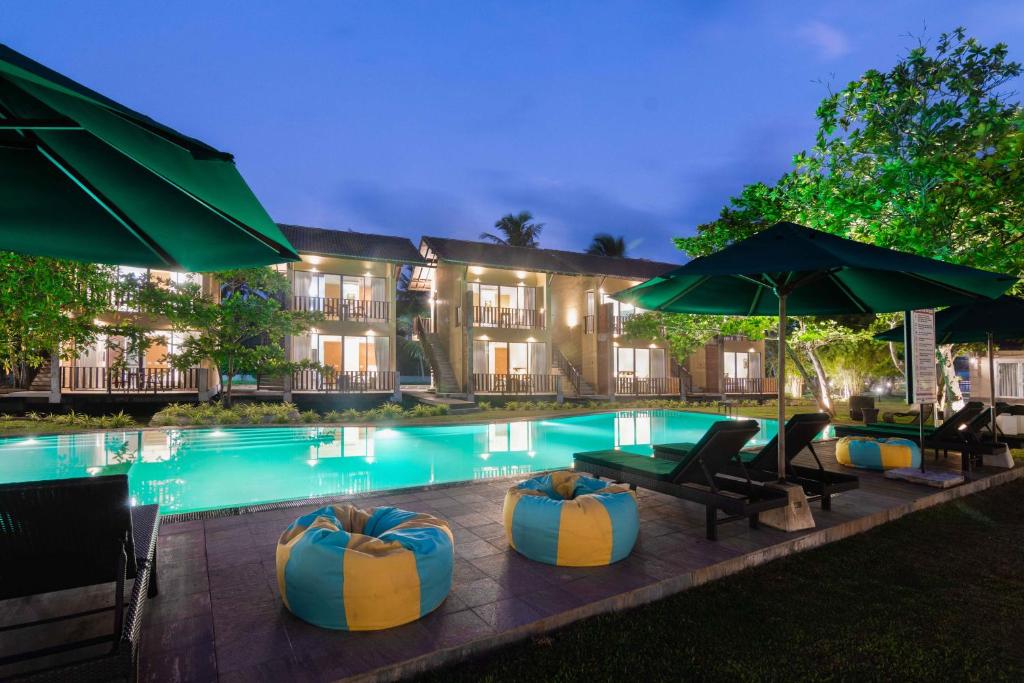 肯克拉肯克拉南湖度假酒店的一个带椅子和遮阳伞的度假游泳池