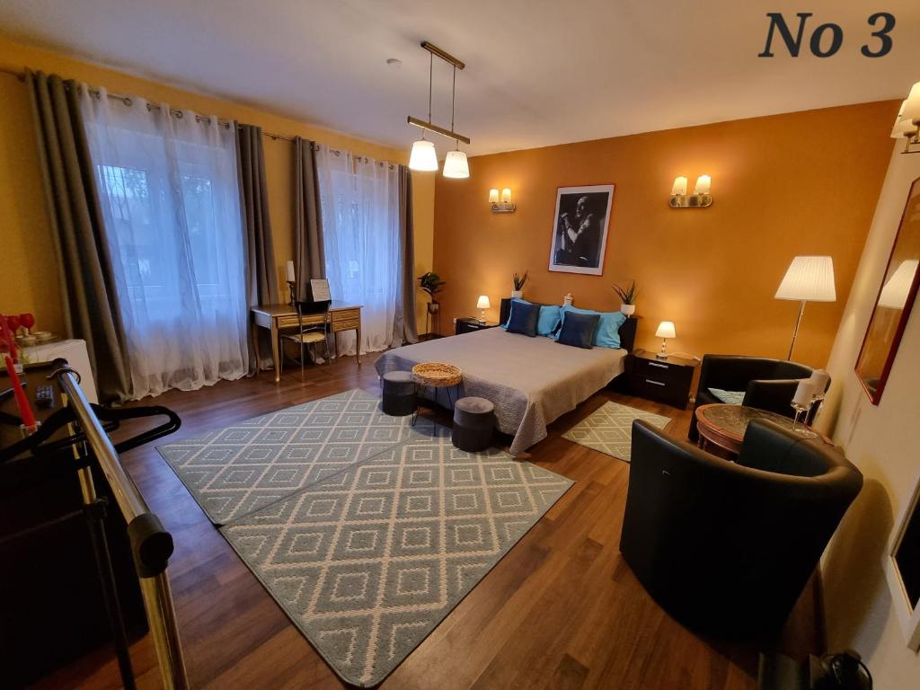 锡比乌Atia Residence的酒店客房设有床和客厅。