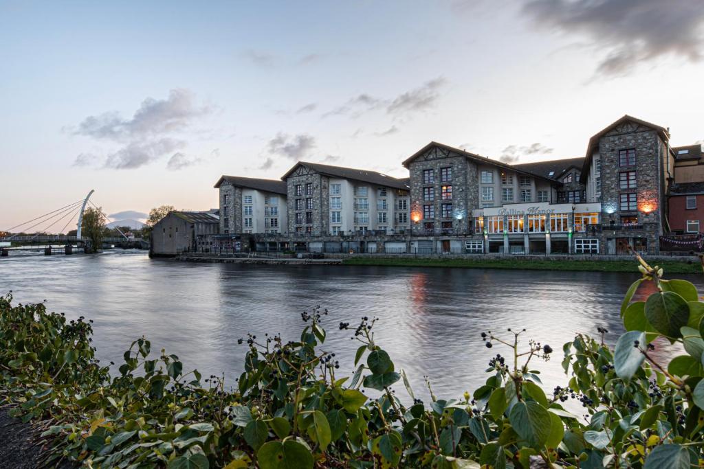 巴利纳巴利纳庄园酒店的享有河流的景色,建筑背景