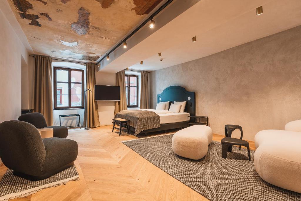 因斯布鲁克H5 Grauer Bär Studios & More的一间卧室,卧室内配有一张床和椅子