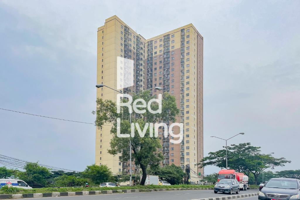万隆RedLiving Apartemen Tamansari Panoramic - Anwar Rental的上面有红色的活字标志的高楼